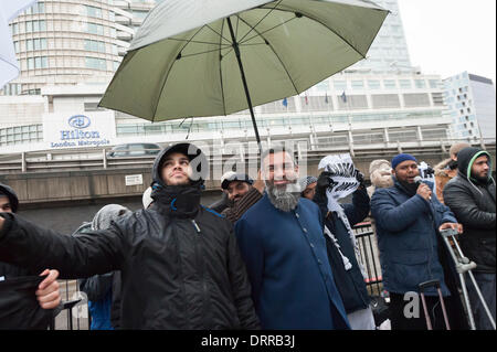 Londra, Regno Unito. Il 31 gennaio 2014. Un gruppo di musulmani guidati dal predicatore radicale, Anjem Choudary, è entrato in contatto con un gruppo di destra al di fuori degli attivisti Paddington Stazione di polizia di Londra. Gli islamisti hanno protestato contro presunti abusi religiosi nel Regno Unito e all'estero. Credito: Lee Thomas/Alamy Live News Foto Stock