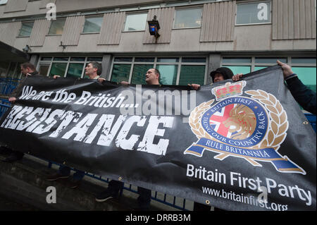 Londra, Regno Unito. Il 31 gennaio 2014. Un gruppo di musulmani guidati dal predicatore radicale, Anjem Choudary, è entrato in contatto con un gruppo di destra al di fuori degli attivisti Paddington Stazione di polizia di Londra. Gli islamisti hanno protestato contro presunti abusi religiosi nel Regno Unito e all'estero. Credito: Lee Thomas/Alamy Live News Foto Stock