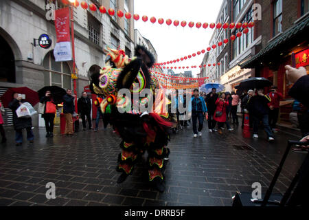 Chinatown di Londra, Regno Unito. Il 31 gennaio 2014. La danza del leone è eseguita nella Chinatown di Londra sul nuovo anno lunare e anno del cavallo di credito: amer ghazzal/Alamy Live News Foto Stock