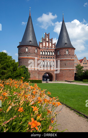 Holsten Gate / Holstein Tor / Holstentor, un mattone città gotica gate a la città anseatica di Lubecca, Schleswig-Holstein, Germania Foto Stock