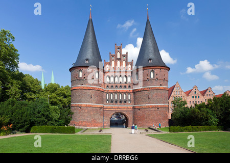 Holsten Gate / Holstein Tor / Holstentor, un mattone città gotica gate a la città anseatica di Lubecca, Schleswig-Holstein, Germania Foto Stock