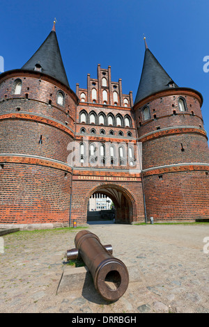 Holsten Gate / Holstein Tor / Holstentor, un mattone città gotica gate a la città anseatica di Lubecca, Schleswig-Holstein, Germania Foto Stock