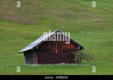 Capanna in legno / granaio lungo il lago di Gerold / Geroldsee vicino a Mittenwald, Alta Baviera, Germania Foto Stock