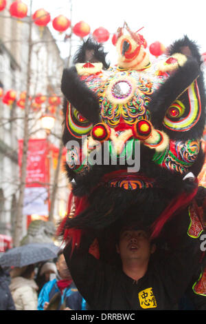 Chinatown di Londra, Regno Unito. Il 31 gennaio 2014. La danza del leone è eseguita nella Chinatown di Londra sul nuovo anno lunare e anno del cavallo di credito: amer ghazzal/Alamy Live News Foto Stock