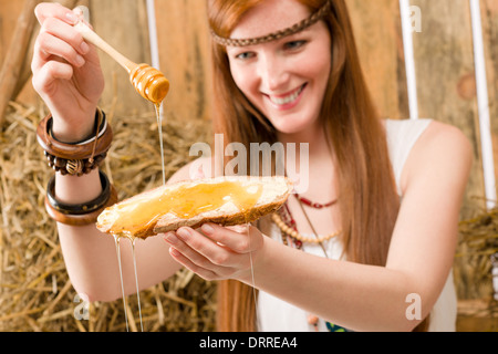 Redhead hippie donna hanno la colazione nel fienile Foto Stock