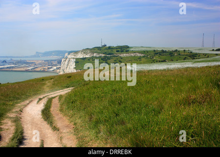 Un sentiero pedonale lungo la parte superiore delle bianche scogliere di Dover Foto Stock