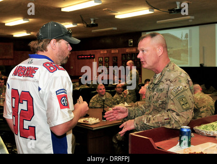 Country Music superstar Toby Keith parla con i soldati prima di eseguire per le truppe, Aprile 29, 2012 a inoltrare una base operativa Sharana in provincia Paktika, Afghanistan. Foto Stock