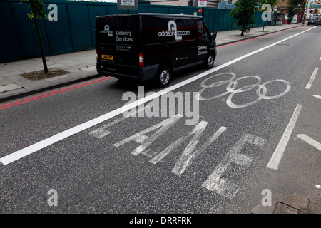 Svuotare Olympic Lane è visto nel sud di Londra il 18 luglio 2012. Foto Stock