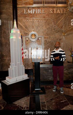 Manhattan, New York, Stati Uniti d'America. 31 gennaio, 2014. Chicago Bears running back MATT FORTE illumina il Empire State Building in celebrazione del Super Bowl XLVIII, Venerdì, 31 gennaio 2014. Credito: Bryan Smith/ZUMAPRESS.com/Alamy Live News Foto Stock