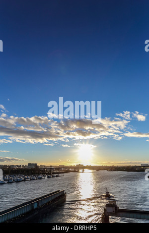 Stazione ponte girevole al tramonto sul fiume Fraser tra Vancouver e Richmond, Canada Foto Stock