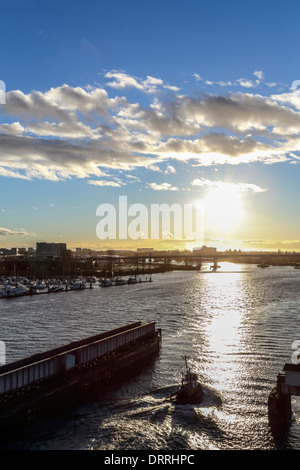 Tirare in barca a vela al tramonto sul fiume Fraser tra Vancouver e Richmond, Canada Foto Stock