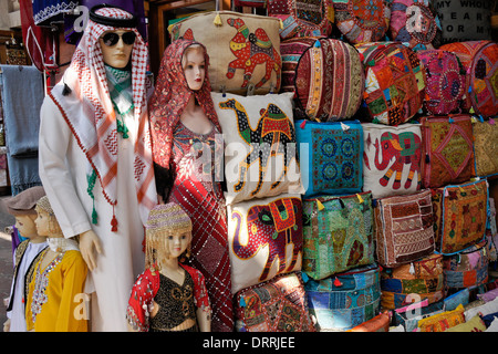 Prodotti per la vendita in Suk di tessili, Bastakia Quartiere Vecchio, Dubai, Emirati Arabi Uniti Foto Stock