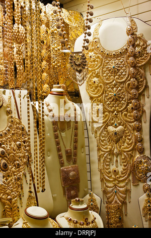 Gioielli in oro in vetrina di gold souk di Dubai, Emirati Arabi Uniti Foto Stock