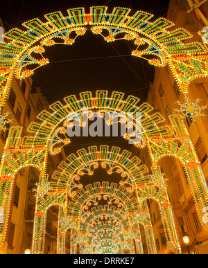 Bella di notte le luci in Fallas fest di Valencia in calle Sueca street Spagna Foto Stock