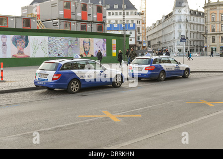 Due taxi in attesa di clienti in copenhagen, Danimarca Foto Stock