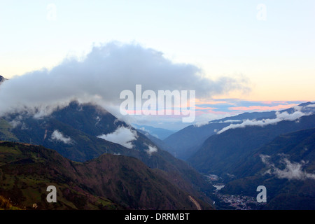 Vista serale della Valle di Pastaza nelle Ande ecuadoriane Foto Stock