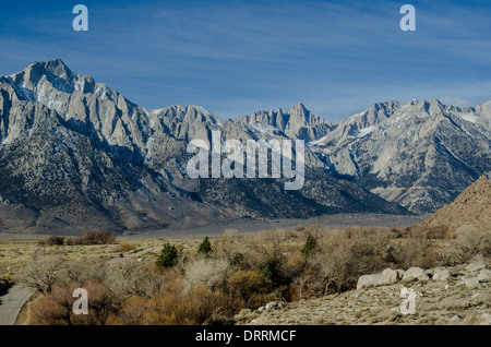 Mt Whitney, picco appena a destra del centro, dall'Alabama sulle colline vicino a Lone Pine, CA Foto Stock