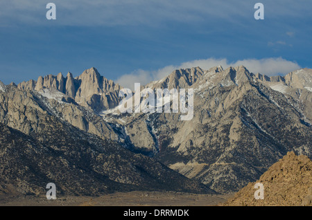 Mt Whitney, il picco sulla sinistra, dall'Alabama sulle colline vicino a Lone Pine, CA Foto Stock