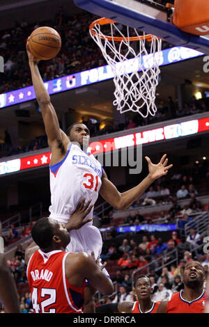 Philadelphia, Pennsylvania, USA. 31 gennaio, 2014. Philadelphia 76ers guardia di tiro Hollis Thompson (31) va per il tiro come egli è imbrattata di Atlanta Hawks avanti potenza Elton Brand (42) durante il gioco NBA tra Atlanta Hawks e la Philadelphia 76ers presso la Wells Fargo Center di Philadelphia, Pennsylvania. (Christopher Szagola/Cal Sport Media) Credito: csm/Alamy Live News Foto Stock