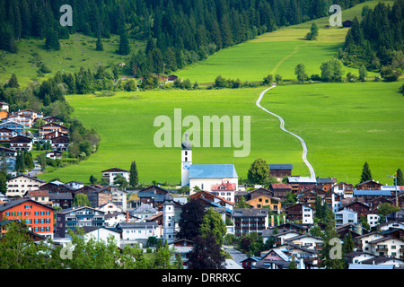 Scena svizzera la chiesa ed il villaggio di Flims in mountain pass nel Grigioni regione della Svizzera Foto Stock