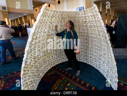 Gen 31, 2014 - di Burbank, California, Stati Uniti - ERIN MILMAN controlla una 3D-armadio stampato realizzato di sale da oggetti emergenti durante i due giorni di stampante 3D World Expo presso il Marriott Hotel e Centro Conferenze.(Immagine di credito: © Brian Cahn/ZUMAPRESS.com) Foto Stock