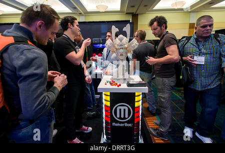 Gen 31, 2014 - di Burbank, California, Stati Uniti - Fiera frequentatori affollano il MakerBot stand durante la due giorni di stampante 3D World Expo presso il Marriott Hotel e Centro Conferenze.(Immagine di credito: © Brian Cahn/ZUMAPRESS.com) Foto Stock