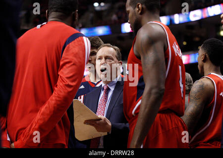 31 gennaio 2014: Atlanta Hawks allenatore Mike Budenholzer parla di cose al di sopra con il suo compagno di squadra durante il gioco NBA tra Atlanta Hawks e la Philadelphia 76ers presso la Wells Fargo Center di Philadelphia, Pennsylvania. I falchi hanno vinto 125-99. (Christopher Szagola/Cal Sport Media) Foto Stock