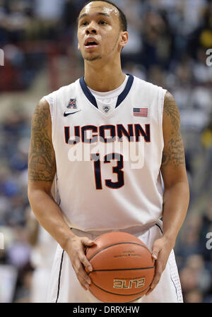 Storrs, CT, Stati Uniti d'America. 30 gen 2014. Giovedì 30 Gennaio 2014: Connecticut Huskies guard Shabazz Napier (13) si prepara a sparare un tiro libero durante la prima metà del NCAA pallacanestro tra Houston e nel Connecticut a Gampel Pavilion di Storrs, CT. UConn battere Houston facilmente 80-43. Bill Shettle / Cal Sport Media. Credito: csm/Alamy Live News Foto Stock