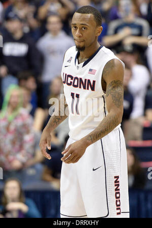 Storrs, CT, Stati Uniti d'America. 30 gen 2014. Giovedì 30 Gennaio 2014: Connecticut Huskies guard Ryan Boatright (11) si affaccia su durante la prima metà del NCAA pallacanestro tra Houston e nel Connecticut a Gampel Pavilion di Storrs, CT. UConn battere Houston facilmente 80-43. Bill Shettle / Cal Sport Media. Credito: csm/Alamy Live News Foto Stock