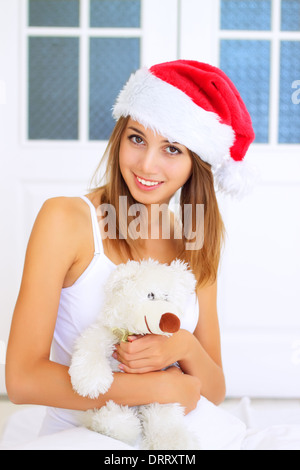 Bella ragazza nel cappello di Babbo Natale Foto Stock