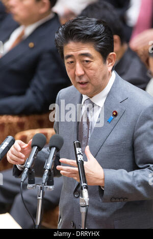 Tokyo, Giappone. 31 gennaio, 2014. Giappone il Primo Ministro Shinzo Abe risponde alle domande depositate da un'opposizione legislatore come il dibattito sul 2013 Bilancio suppletivo inizia in corrispondenza della dieta casa inferiore comitato di bilancio a Tokyo il Venerdì, 31 gennaio 2014. Credito: AFLO/Alamy Live News Foto Stock