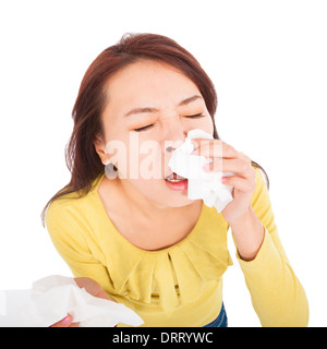 Giovane donna con un una allergia starnuti nei tessuti Foto Stock