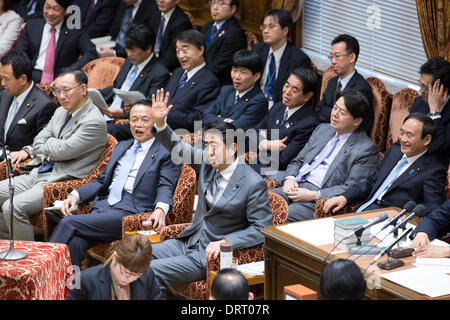 Tokyo, Giappone. 31 gennaio, 2014. Giappone il Primo Ministro Shinzo Abe alza la mano prima di rispondere a un' opposizione legislatore durante il dibattito sul 2013 bilancio supplementare in corrispondenza della dieta casa inferiore comitato di bilancio a Tokyo il Venerdì, 31 gennaio 2014. Credito: AFLO/Alamy Live News Foto Stock