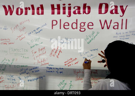 Quezon, Filippine. Il 1° febbraio 2014. Musulmani e non le donne musulmane firmato impegni per il mondo Hijab giorno a Quezon City il 1 febbraio 2014. Nel mondo il Hijab giorno, le donne sia da musulmani e non musulmani le donne sono invitati a indossare il Hijab (velo) per un giorno per promuovere la tolleranza religiosa e capire il motivo per cui le donne musulmane indossare il hijab. Credito: Mark Fredesjed Cristino/Alamy Live News
