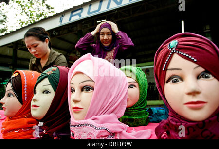 Quezon, Filippine. Il 1° febbraio 2014. Le donne musulmane visualizzare diversi disegni di Hijabs su manichini durante il mondo Hijab giorno a Quezon City il 1 febbraio 2014. Nel mondo il Hijab giorno, le donne sia da musulmani e non musulmani le donne sono invitati a indossare il Hijab (velo) per un giorno per promuovere la tolleranza religiosa e capire il motivo per cui le donne musulmane indossare il hijab. Credito: Mark Fredesjed Cristino/Alamy Live News