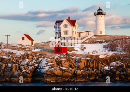 Nel tardo pomeriggio la luce a Cape Neddick faro noto anche come Nubble luce in York, Maine. Foto Stock