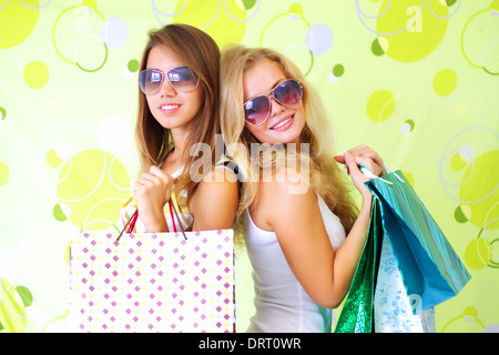 Due ragazze attraenti su uno sfondo verde Foto Stock