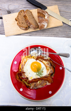 Swiss Röstinchen, uova fritte e bacon a pranzo al Gasthaus Hohwald hotel ristorante a Klosters, Regione Grigioni, Svizzera Foto Stock