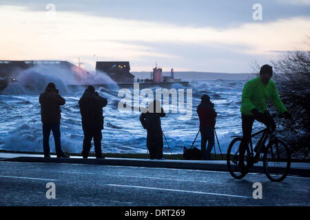 Porthcawl, South Wales, Regno Unito. Il 1° febbraio 2014. Fotografi guarda come venti forti combinata con alte maree e grandi onde pastella lungomare di Porthcawl, nel Galles del Sud come il Regno Unito è colpito da un altro temporale. Foto Stock