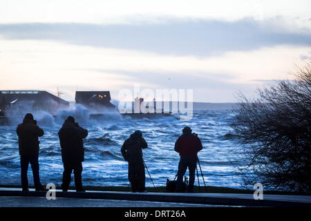 Porthcawl, South Wales, Regno Unito. Il 1° febbraio 2014. Fotografi guarda come venti forti combinata con alte maree e grandi onde pastella lungomare di Porthcawl, nel Galles del Sud come il Regno Unito è colpito da un altro temporale. Foto Stock