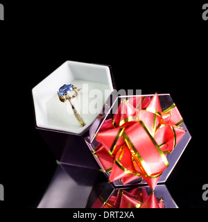 Anello in oro in una confezione regalo Foto Stock