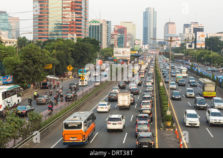 Traffico lungo Gatot Subroto, uno la strada principale nel centro di Jakarta, Indonesia Foto Stock