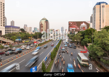 Traffico lungo Gatot Subroto, uno la strada principale nel centro di Jakarta, Indonesia Foto Stock