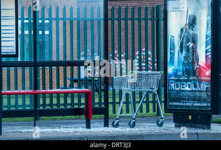 Poster per Robocop film dice "crimine ha un nuovo nemico' in Bus shelter vanadlized con carrello della spesa. Foto Stock