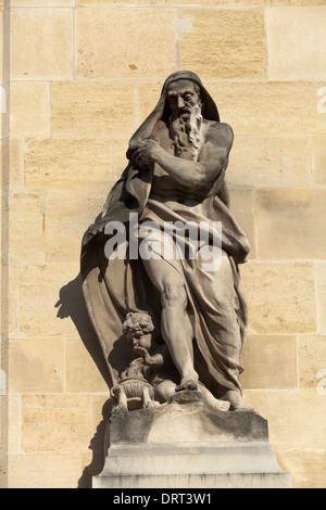'Invernali' - una delle quattro stagioni statue (copie) da Robert Le Lorrain (1666 - 1743) presso l'Hôtel de Soubise, Parigi, Francia Foto Stock