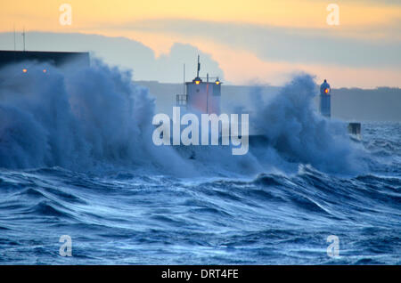 Porthcawl, Wales, Regno Unito. Il 1° febbraio 2014. Onde enormi e forti venti ad alta marea del sabato mattina pastella Porthcawl come forecasters avvisa di tempeste più a venire. Credito: Tom Guy/Alamy Live News Foto Stock