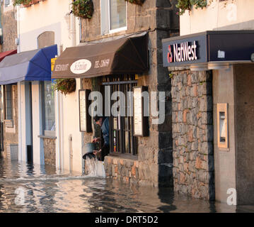 Saint Peter Port Guernsey, Isole del Canale. Il 1 febbraio 2014. Eccezionale alta marea e gale force venti causare inondazioni lungo le strade costiere in Guernsey. Più le inondazioni e le chiusure della strada sono previsti la domenica come maree alte come 10.2 metri sono previsioni. Photo credit Credit: Robert Smith/Alamy Live News Foto Stock