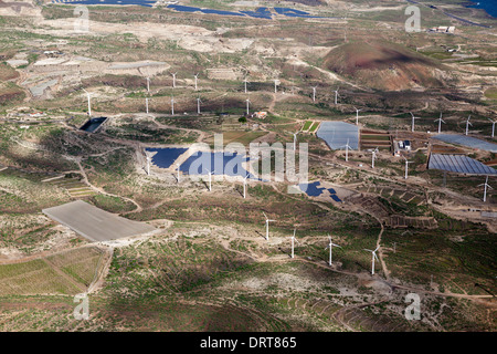 Vista aerea di collettori solari e wind power station, Tenerife, Spagna Foto Stock