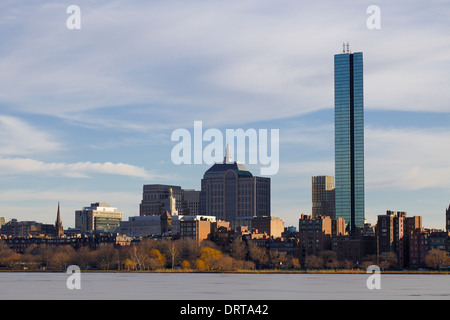 Un pomeriggio freddo giorno d'inverno con il Fiume Charles congelato e Back Bay Skyline Foto Stock