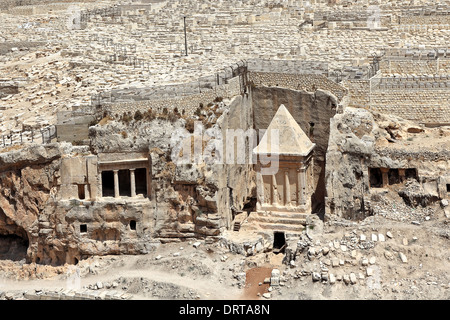 Tomba del sacerdote Zaccaria e ebraica antica di 3000 anni vecchio cimitero sul Monte degli Ulivi a Gerusalemme, Israele. Foto Stock